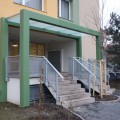 Rekonstrukce panelového bytového domu V Zahrádkách - detail vstupu